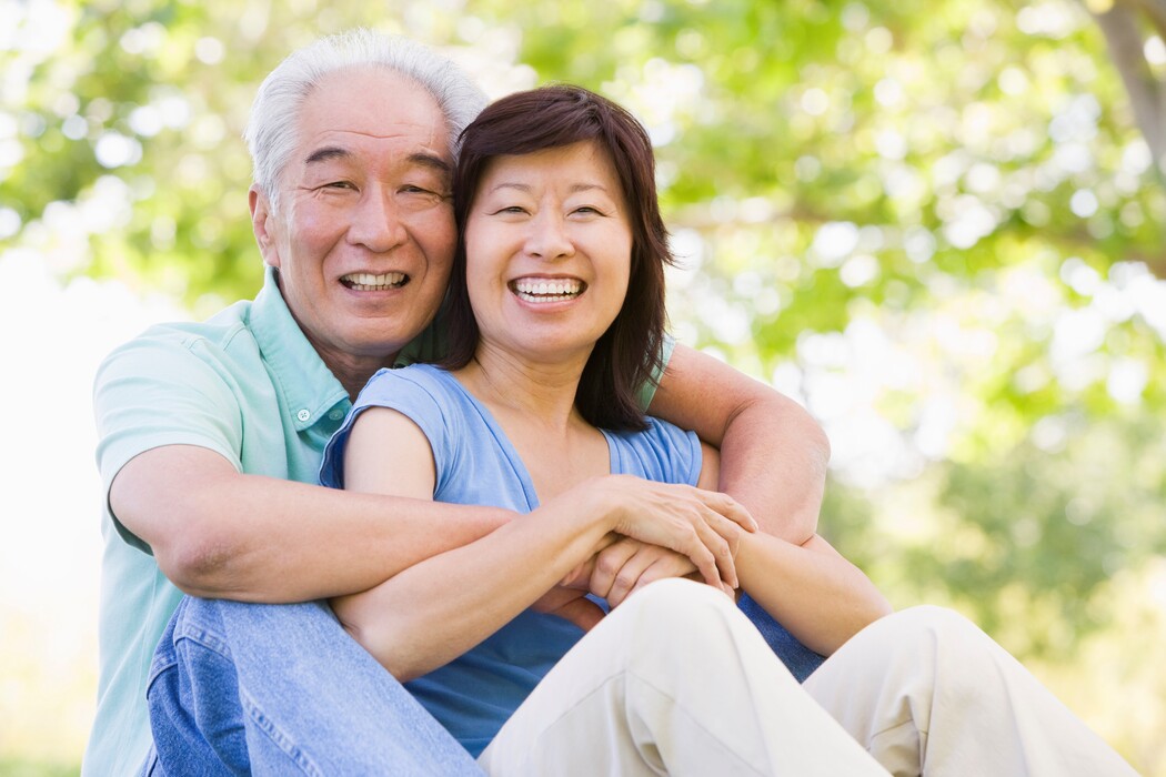 couple relaxing outdoors in park smiling BYNGg6Rri
